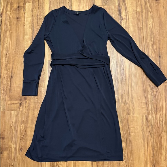 Ann Taylor Wrap Dress in Navy Size 8 petite like new - Picture 2 of 5